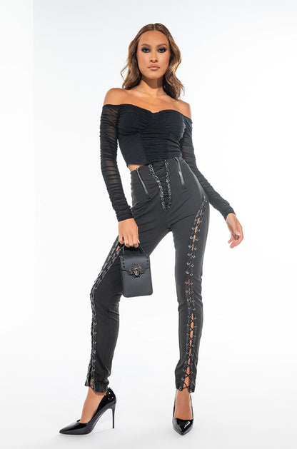 fOLLOWING THE CURVES LACE UP LEGGING