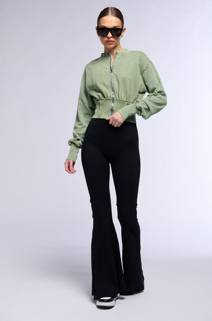 ON THE RUN RUCHED BACK FLARE LEGGING IN BLACK